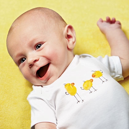 Пальчиковая игра "разукрась одежду"