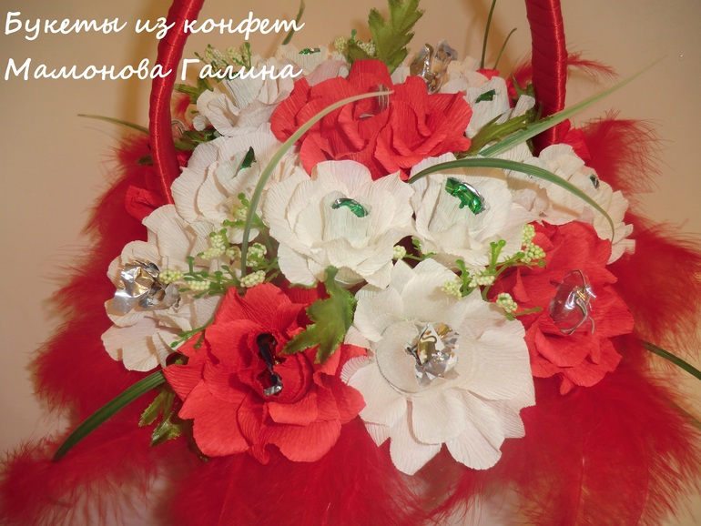 Еще вот такая большая корзина цветов с конфетами вышла