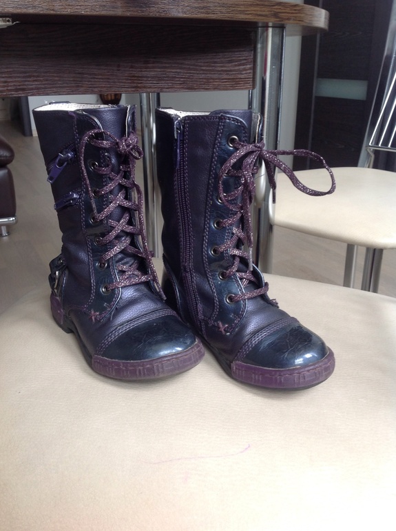 Пальто на 2 года. Вельветовое, очень красивое. 400 рублей.