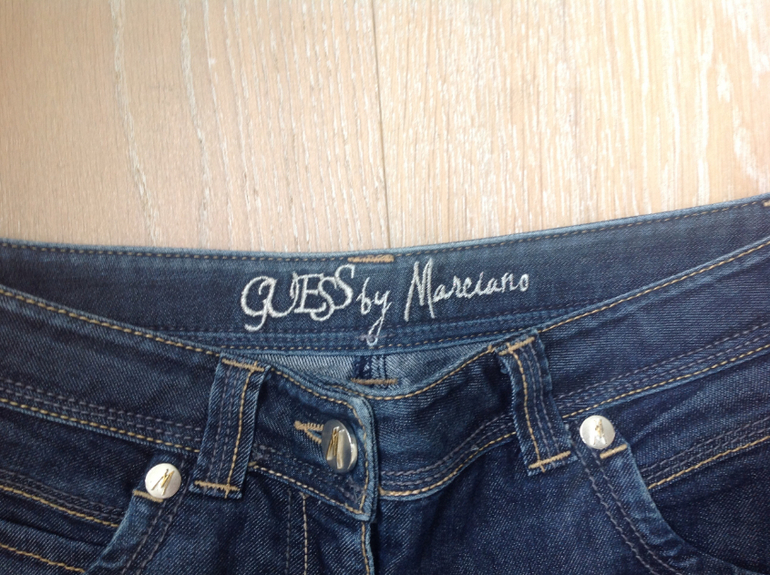 Джинсы фирмы Guess by Marciano, 26 разм., 2000 руб.