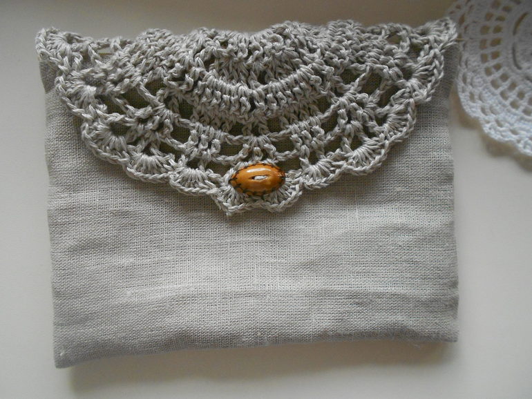 добавила цветочки на шапки, новая шапочка и косметичка .