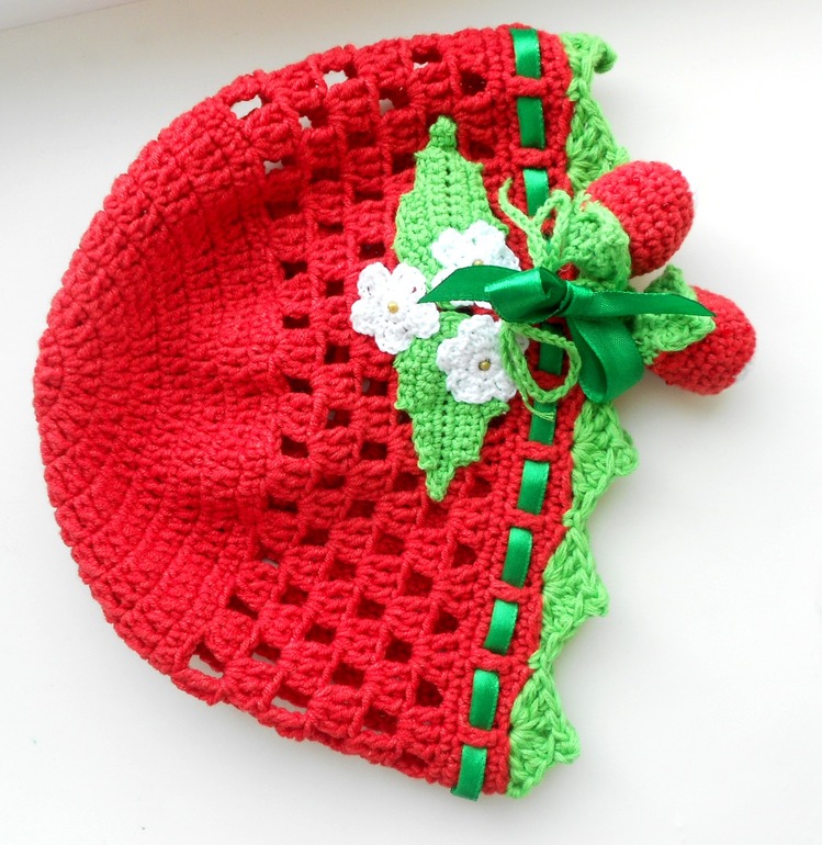 2 сумочки -полянки и панамка-клубничка