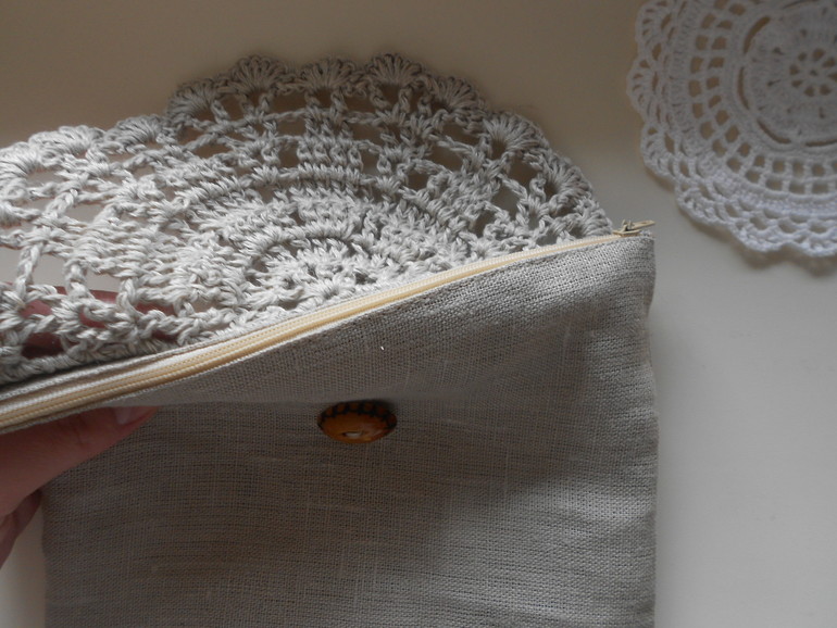 добавила цветочки на шапки, новая шапочка и косметичка .