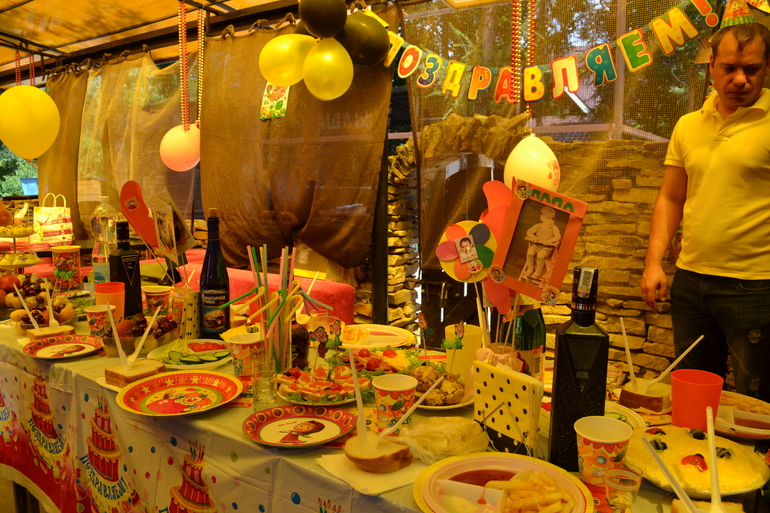 Годик в стиле пчелки)))