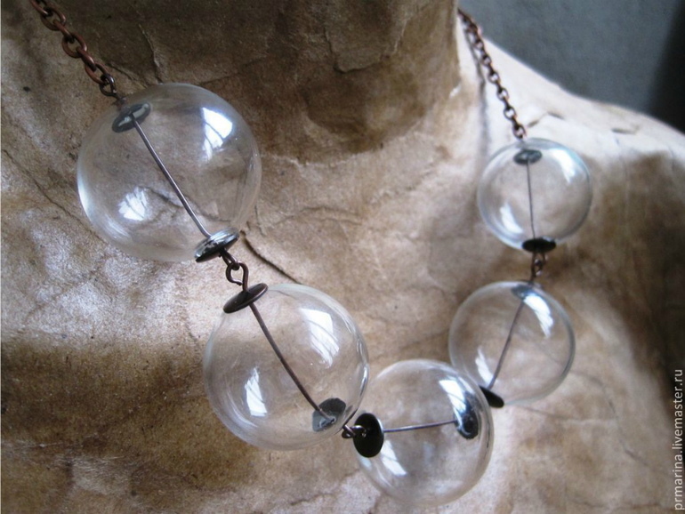 Колье из крупных стеклянных пузырей