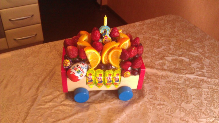 Композиция из конфет и фруктов к празднику