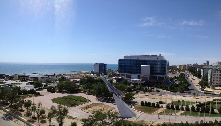 "А за окном...а за окном весна, весна, понимаешь?!"