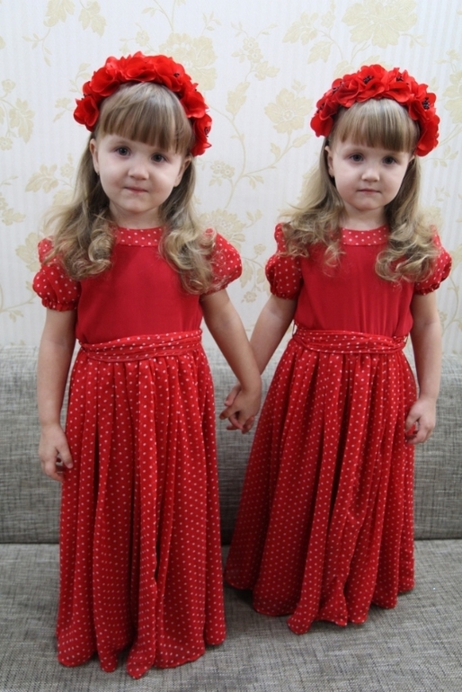 Девушки в красном...