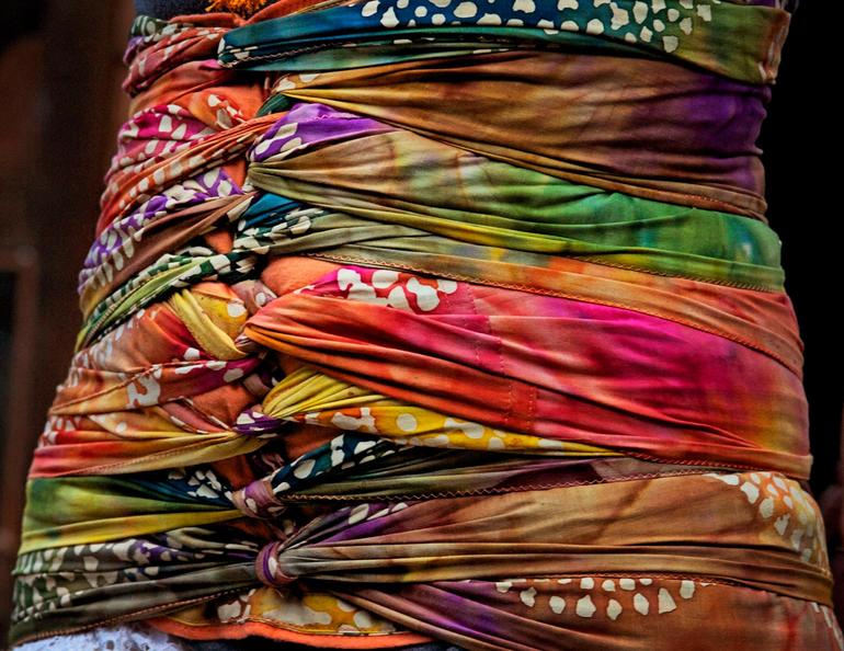 Послеродовое пеленание в Малайзии :)