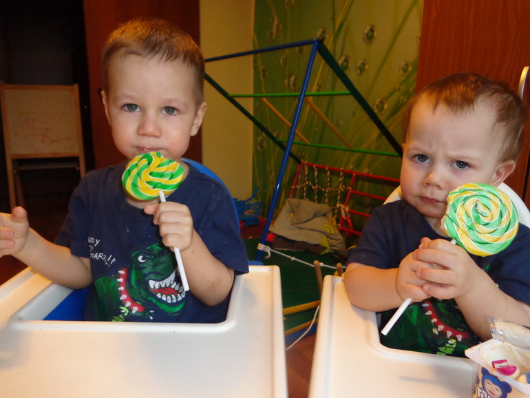 Тётя Лена покушать принесла =)