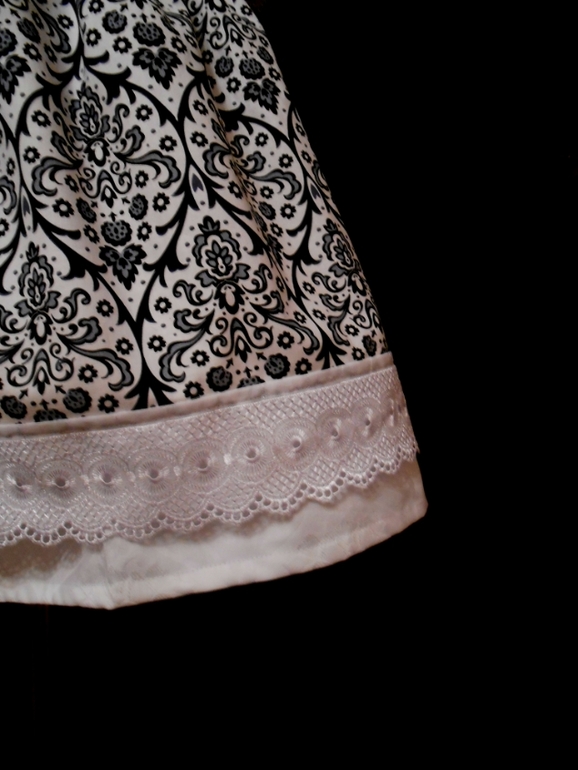 Платье"Камили" теперь и беленькое!!Вырез такая старая добрая лодочка!)))Очень романтично!!!!!!!