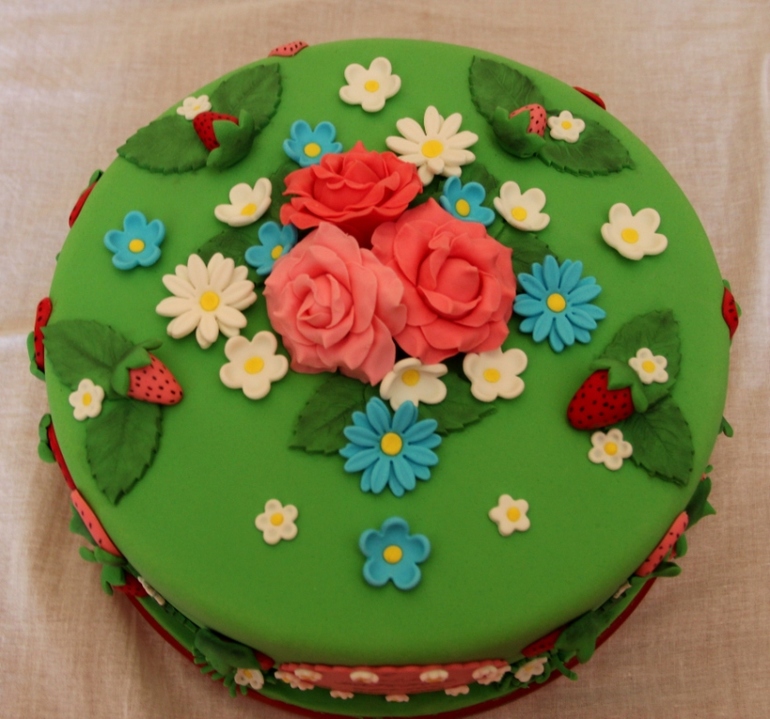 С клубничками...