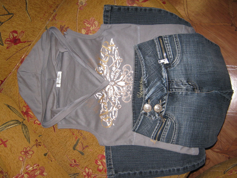 Джинсы + майка с капюшоном (майка фирмы M-Elysee, размер "М")(джинсы фирмы GJ, размер 36\146)-150 руб.