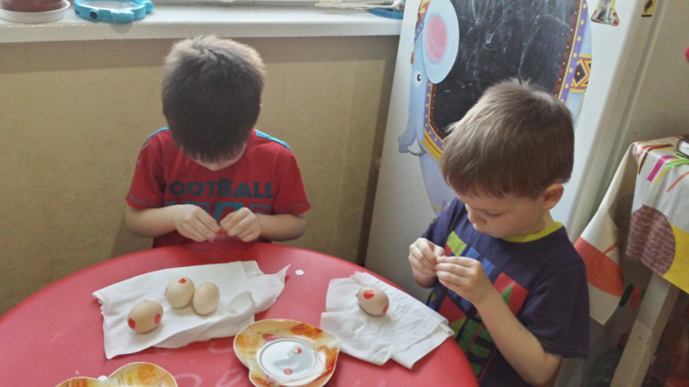 Мкласс от Миши и Ефима по окрашиванию яиц)))