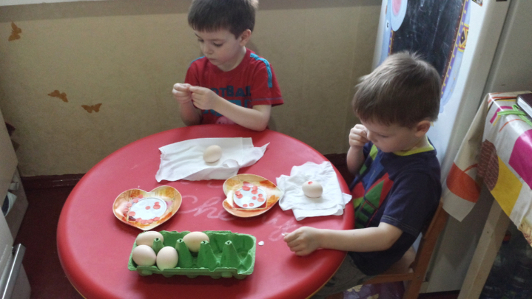 Мкласс от Миши и Ефима по окрашиванию яиц)))