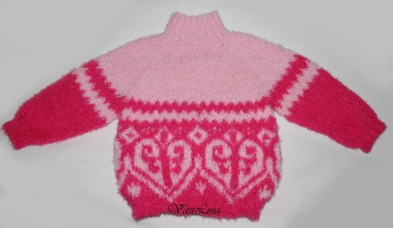 Пушистый и узорчатый свитерок.