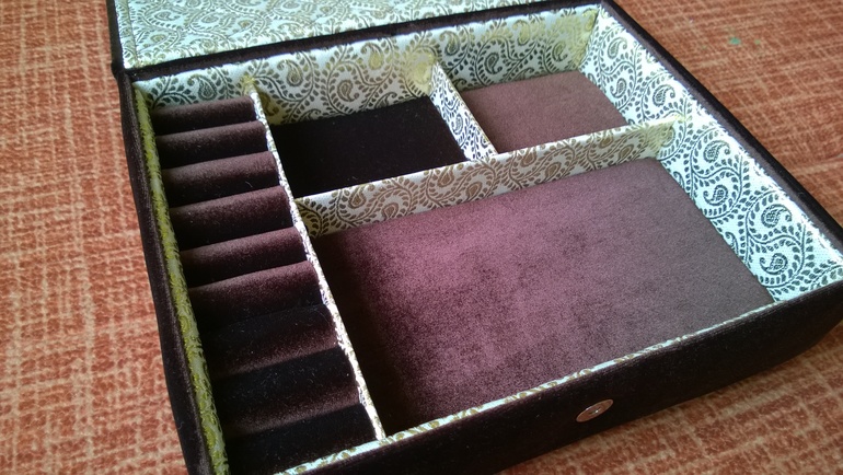 Шкатулка для ювелирных украшений