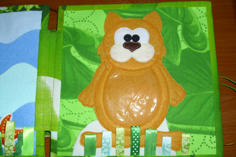 Развивающая книжка с котиком