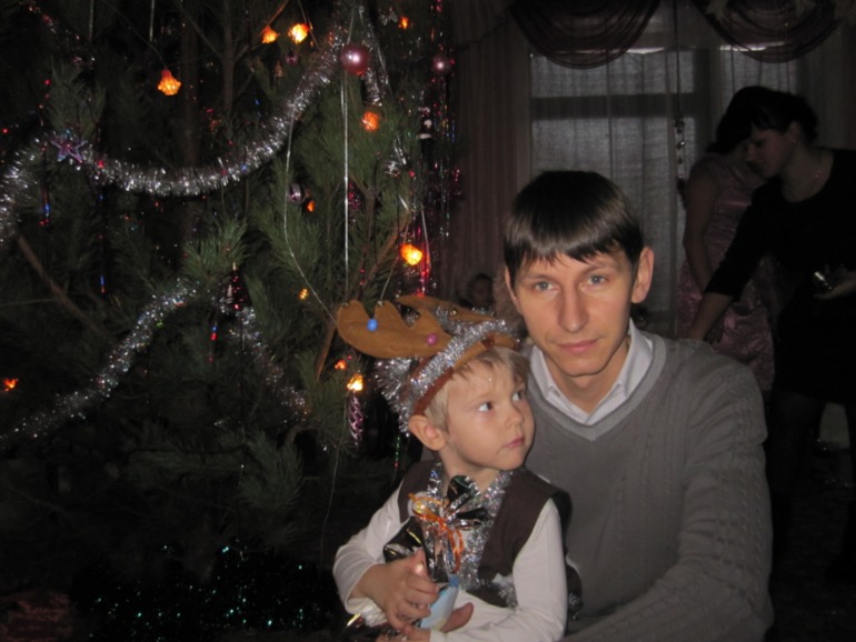 Первая елка Кирюхи)))