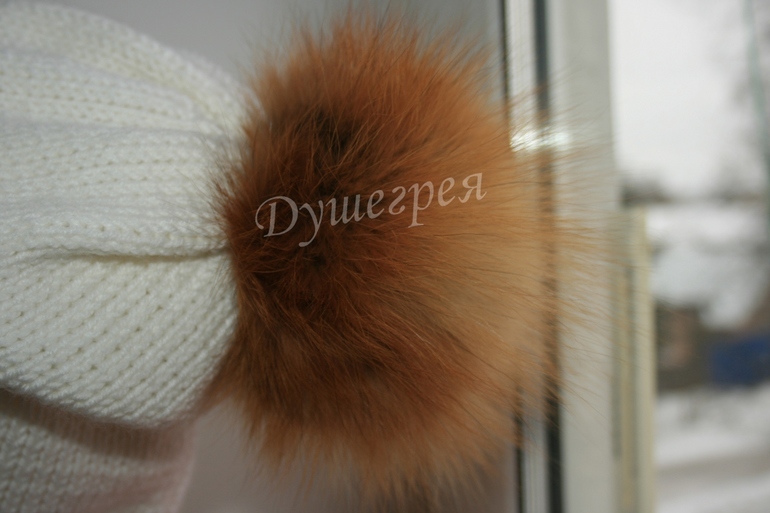 2 шапочки с разными помпонами