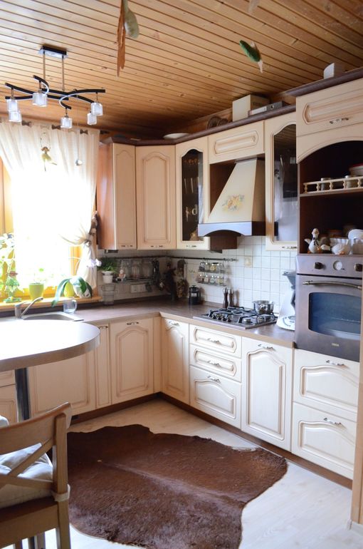 Кухня в деревянном доме.