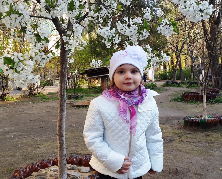 Саша и цветочки!!!=))))