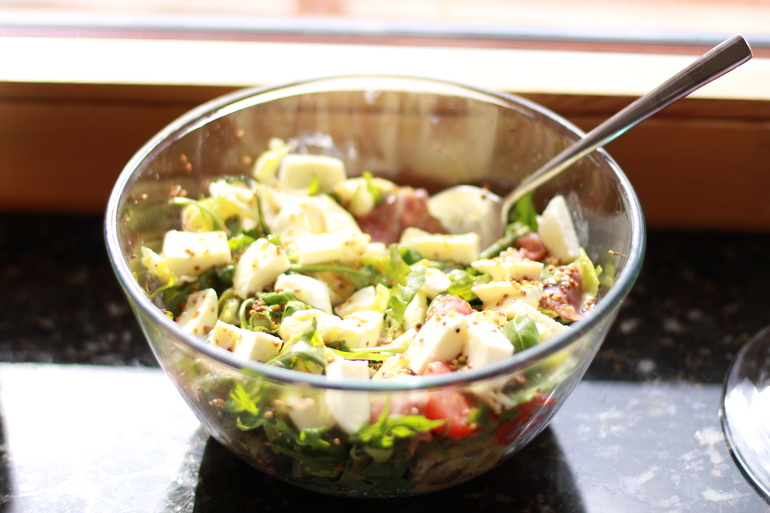 Салатик с пармским окороком и моцареллой