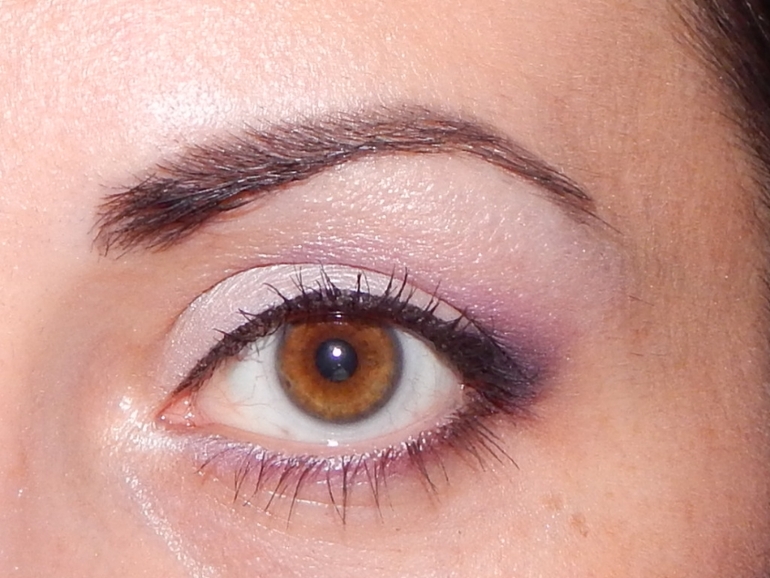 Макияж  в технике( уголок)