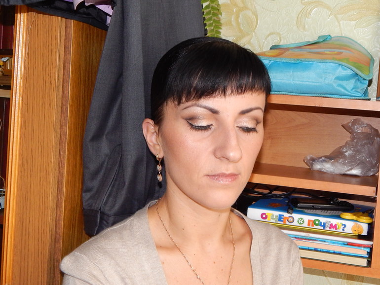 Макияж   в коричнево-золотых  оттенках