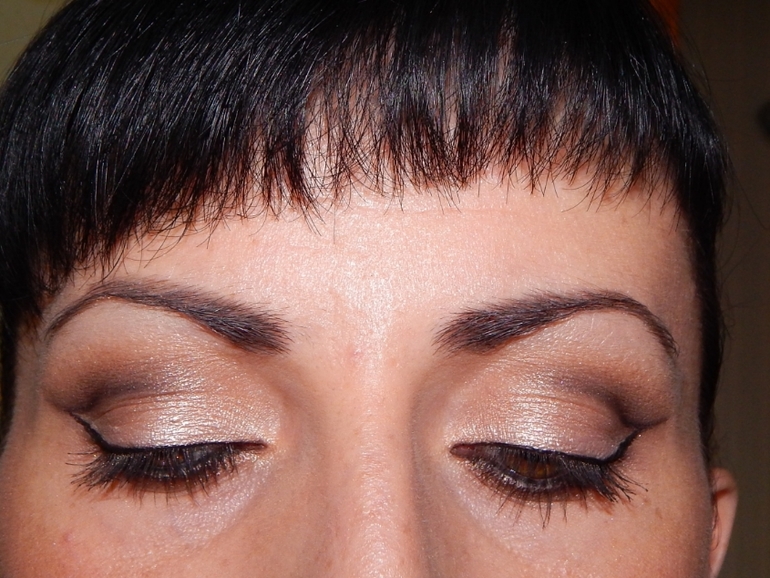 Макияж   в коричнево-золотых  оттенках