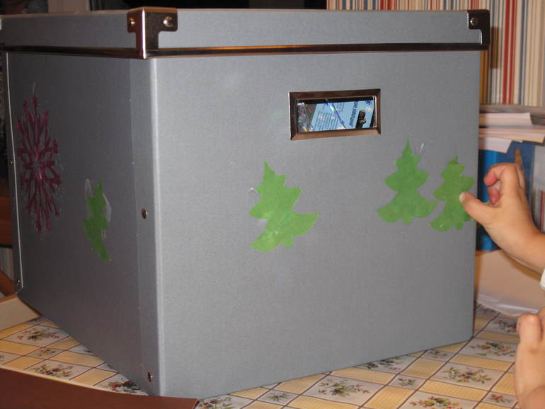 День 26 мы украшали наши коробки для новогодних украшений