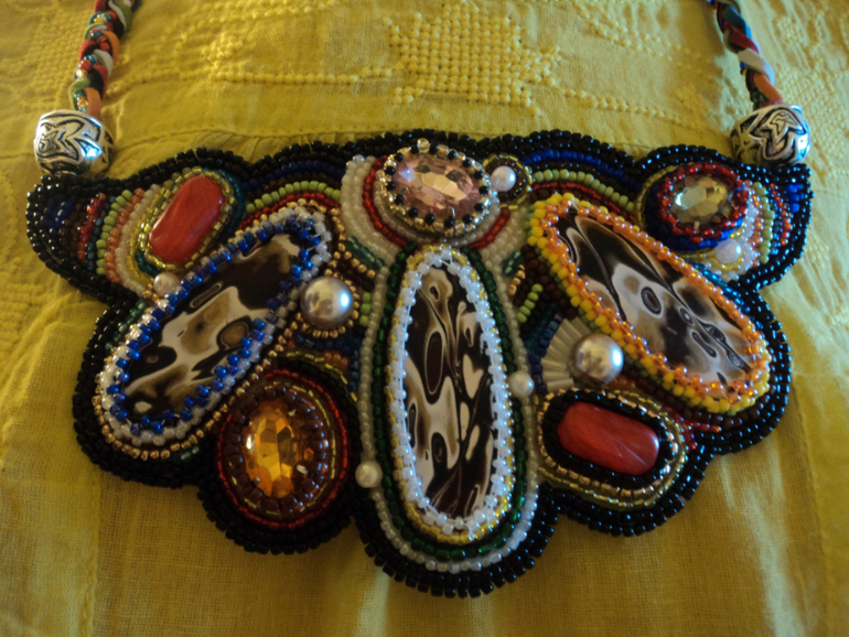 Импровизированное колье, вышитое бисером.