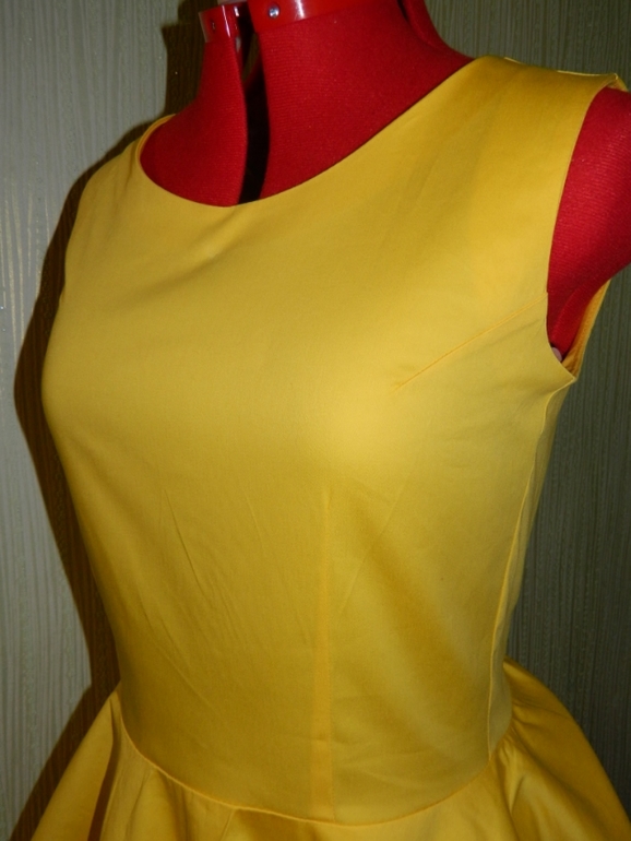 Летнее ярко-желтое