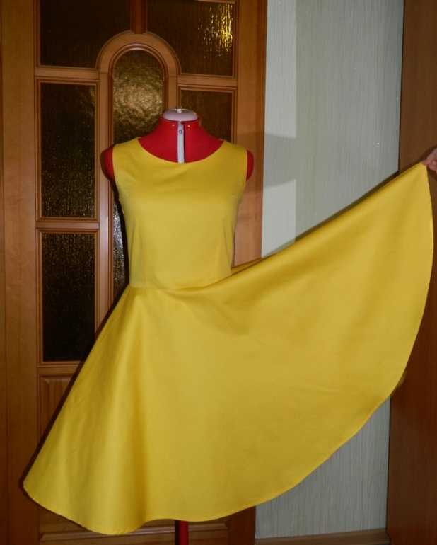 Летнее ярко-желтое