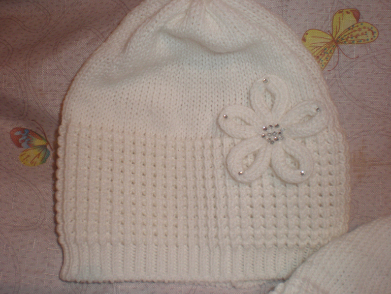 две шапочки.