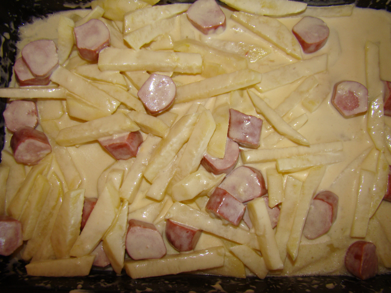 Запеченная картоха с сосисками.....