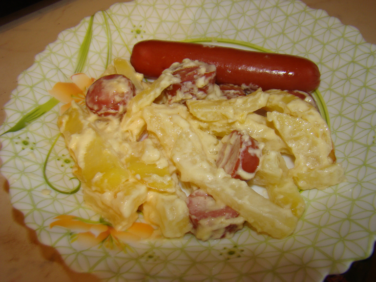Запеченная картоха с сосисками.....