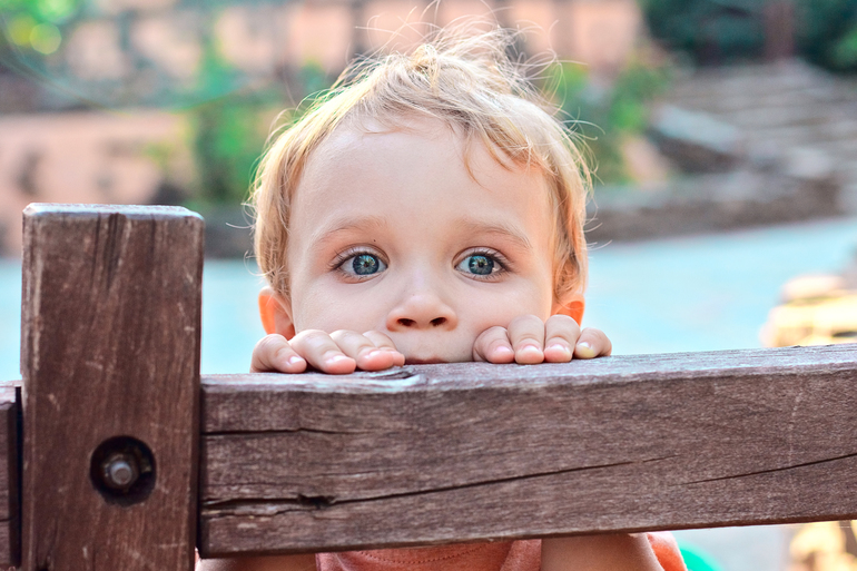 любопытные дети смотрят в щель