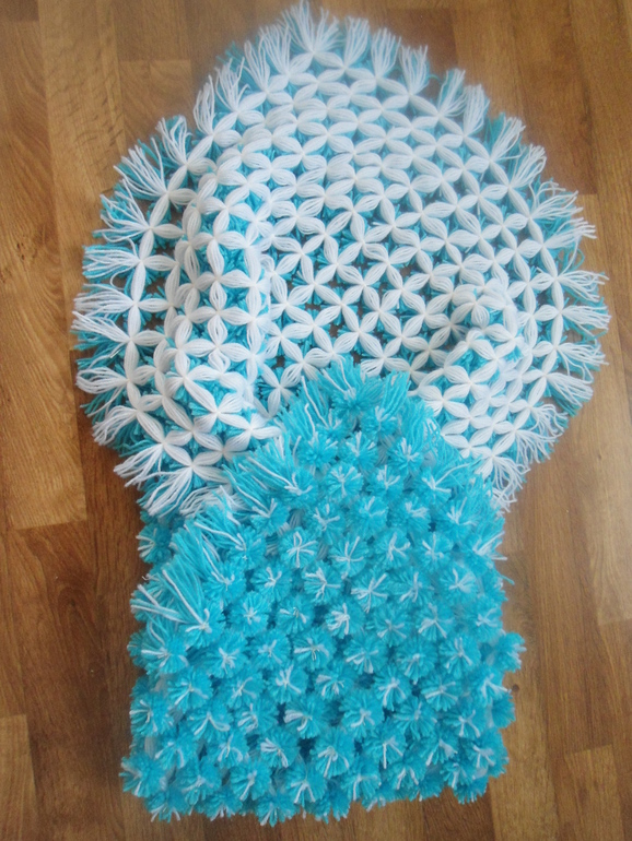 Моя первая работа. Плед из помпонов. Не судите строго