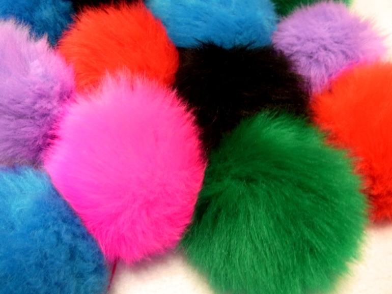 продам акриловые помпончики...