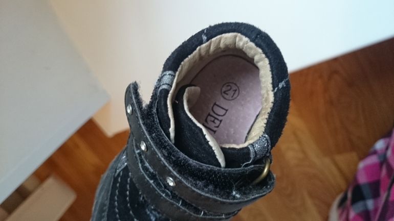 Отдам обувь на мальчика и девочку 19-20 размеры.