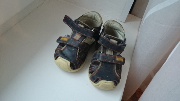 Отдам обувь на мальчика и девочку 19-20 размеры.