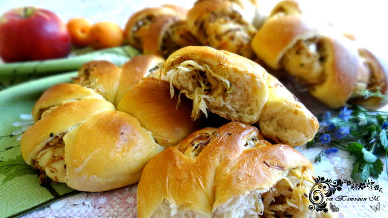 Открытые булочки с маринованной капустой, сыром и кунжутом (идеи для пикника)