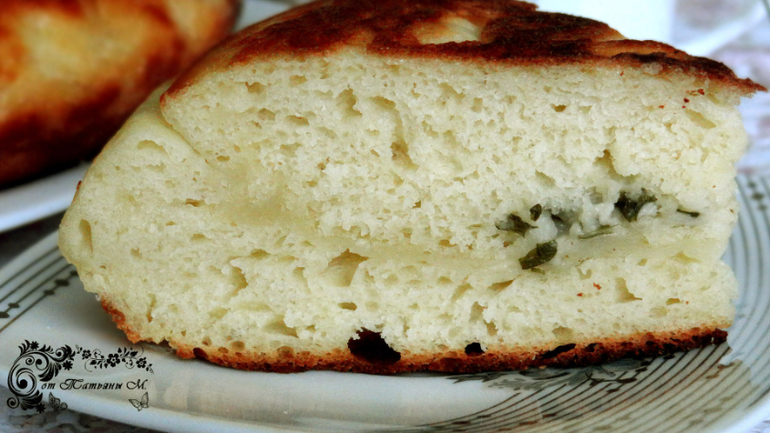 Жаренный пирог на кефире с сыром и луком