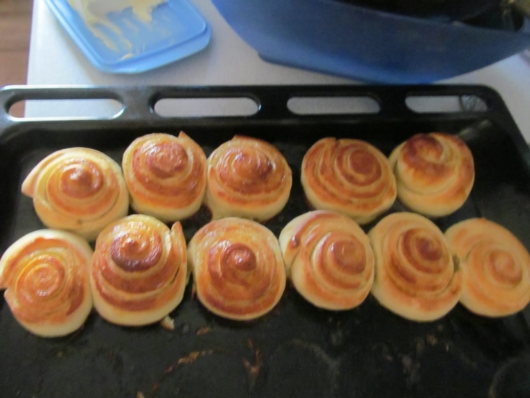 Как приготовить вкусные пирожки с повидлом в духовке и на сковороде - Лайфхакер