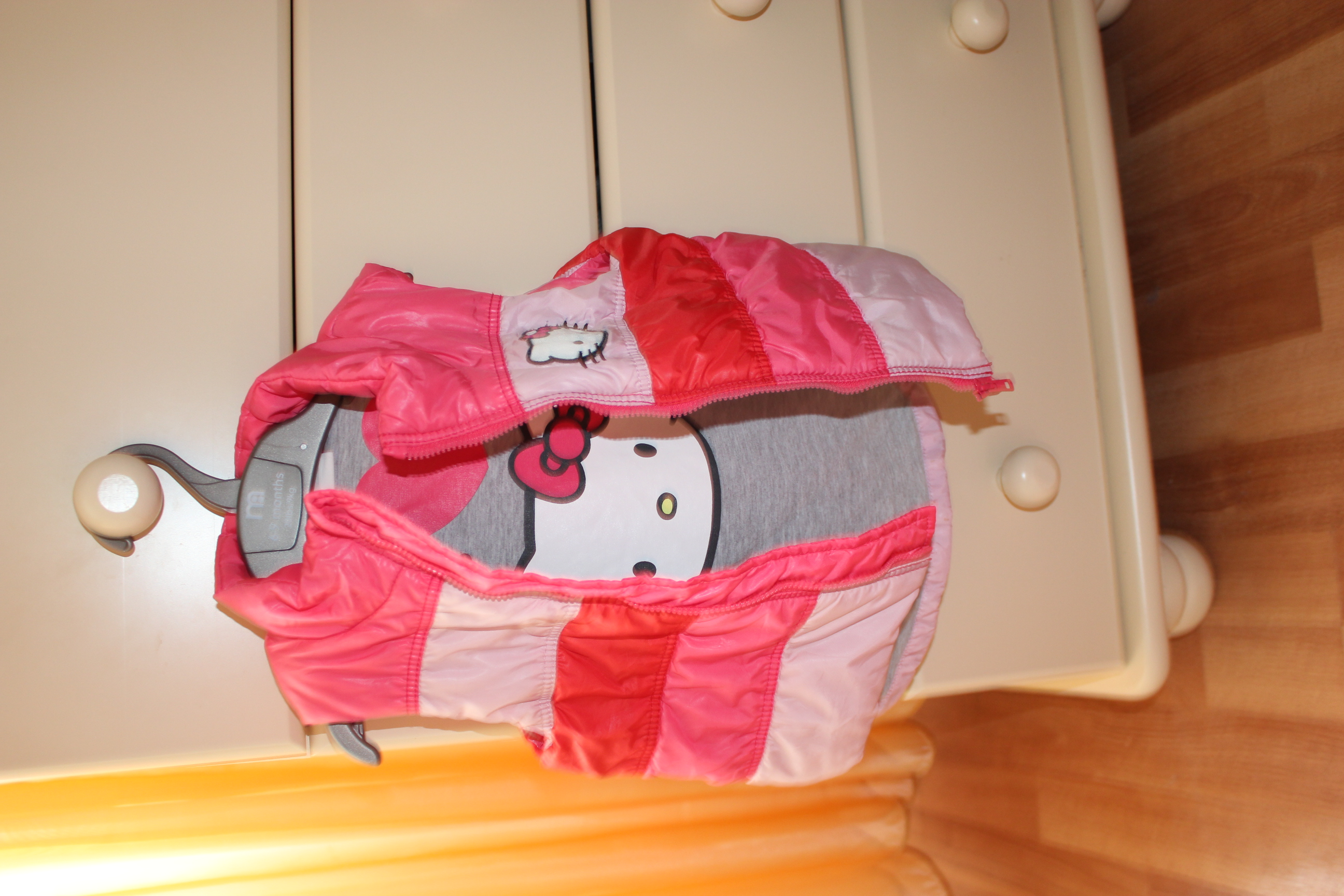 жилетка Hello Kitty 80 размер 450 руб.