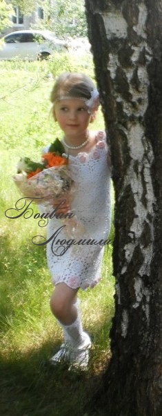 Белое платье крючком"Алинка" на маленькой модели-красавице