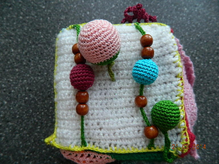 Развивающий кубик (вязаный)