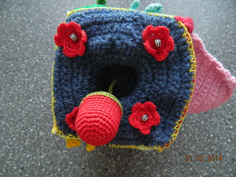 Развивающий кубик (вязаный)