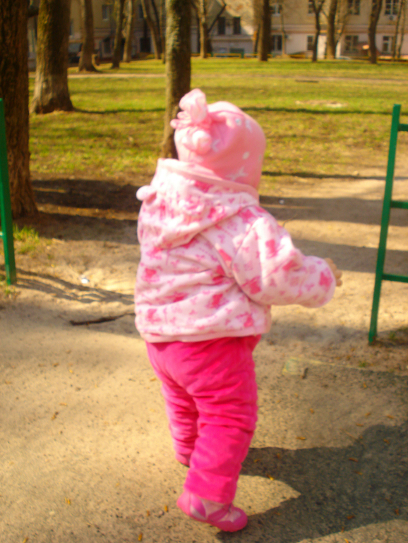 УЖЕ И НА УЛИЦЕ БЕГАЕТ